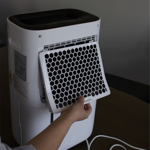 Luftentfeuchter-Wechsel-und-Reinigung-des-Luftfilters